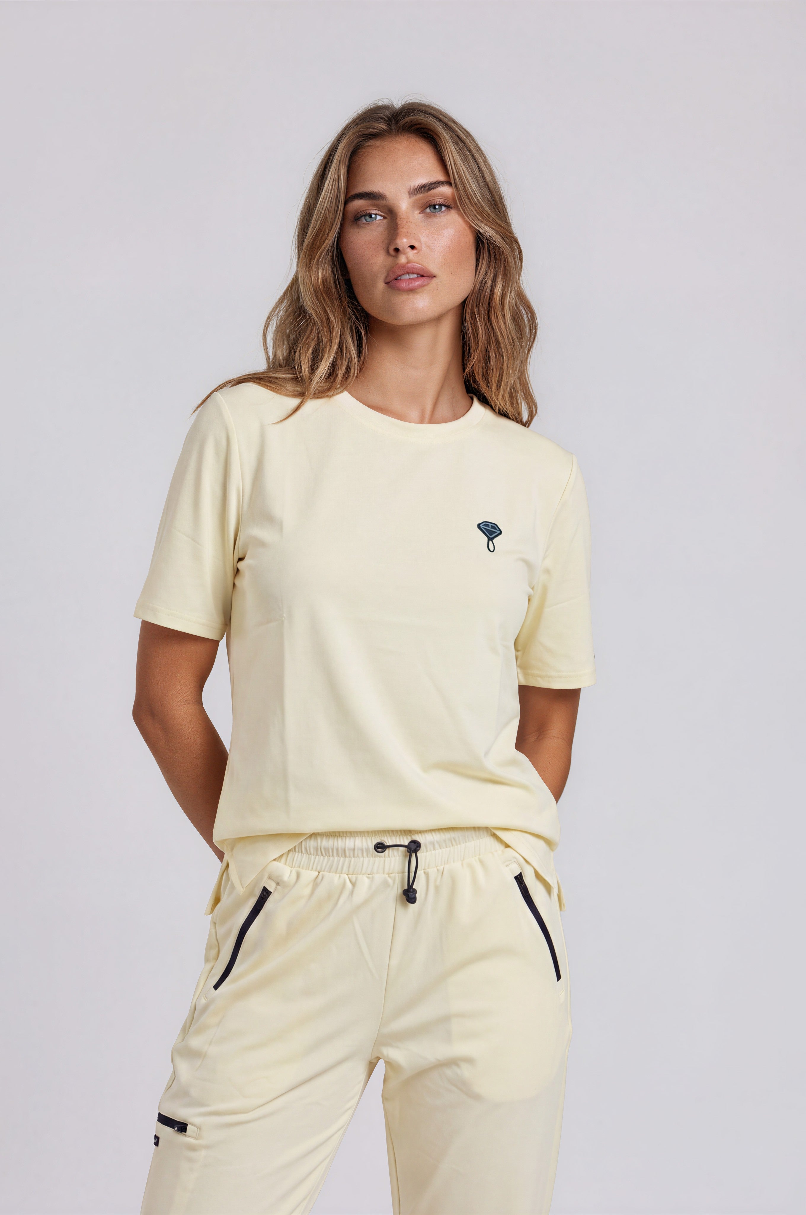 Komplet medyczny damski CLASSIC żółty - Bluza BASIC + Spodnie FIT
